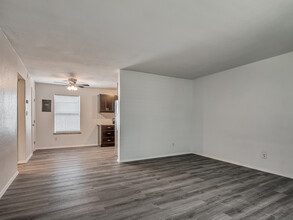 Stratford Square Apartments in Norman, OK - Foto de edificio - Building Photo