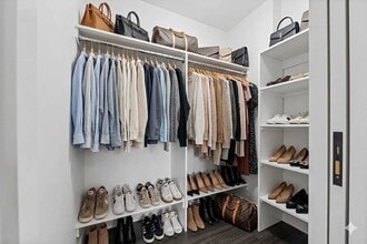 250 E Houston St, Unit 7L in New York, NY - Building Photo - Building Photo