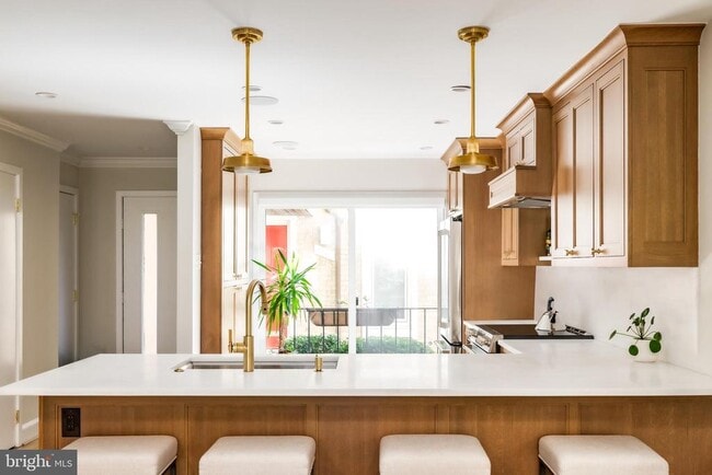 4331 Embassy Park Dr NW in Washington, DC - Building Photo - Building Photo