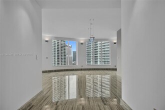 901 Brickell Key Blvd in Miami, FL - Building Photo - Building Photo
