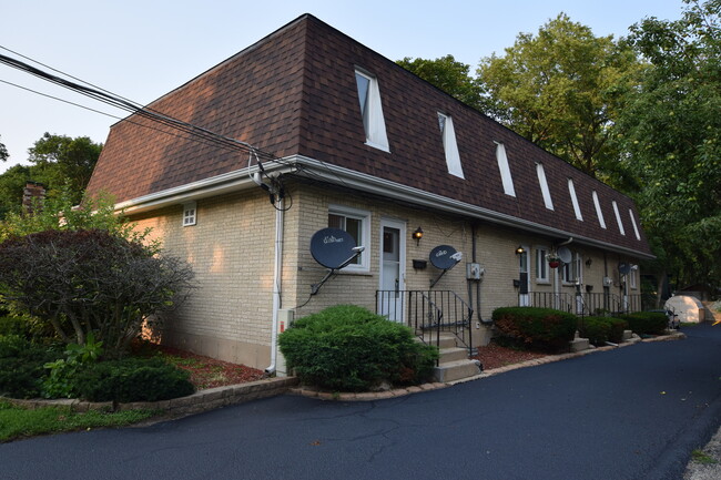 321 S Jefferson St in Woodstock, IL - Building Photo - Building Photo