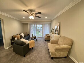 60 Westwood Dr-Unit -64 in Westbury, NY - Building Photo - Building Photo