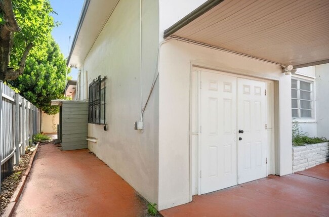 411 SW 34th Ave, Unit 2