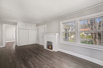 2407 E 67th Terrace in Kansas City, MO - Foto de edificio - Building Photo