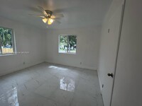 921 NE 154th St in North Miami Beach, FL - Building Photo - Building Photo