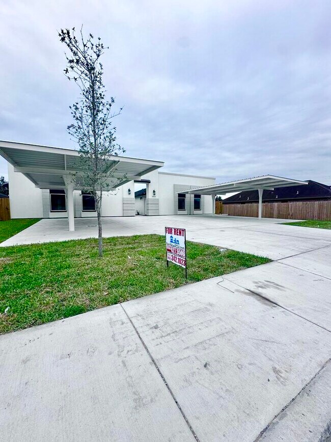3800 N Robin Ave, Unit 3 in Pharr, TX - Foto de edificio - Building Photo