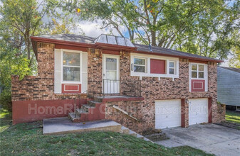 2720 NW Castle Dr in Blue Springs, MO - Building Photo - Building Photo