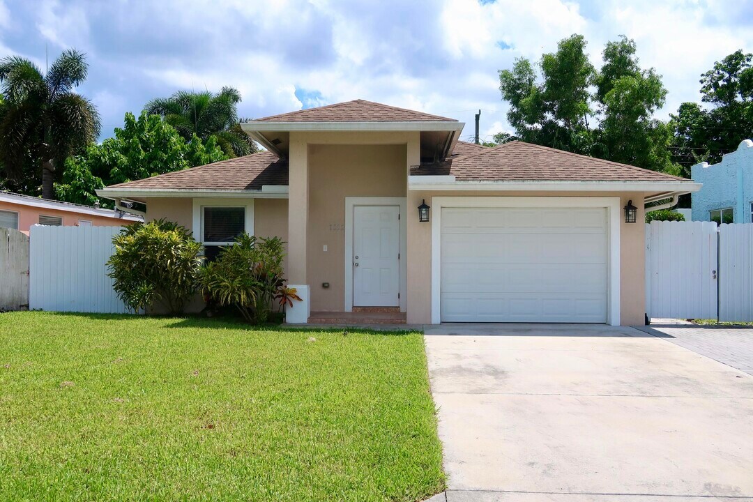 1032 Francis St in West Palm Beach, FL - Building Photo