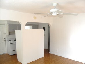 900 SW 7th Terrace, Unit Apt B in Hallandale Beach, FL - Foto de edificio - Building Photo