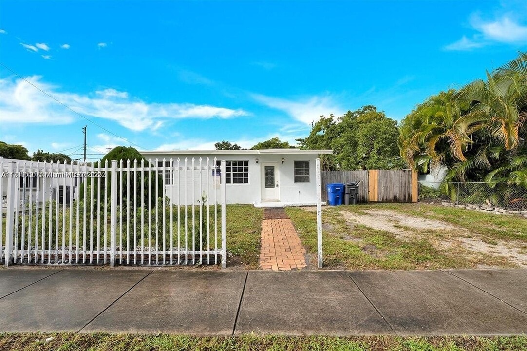 3900 SW 47th Ave in West Park, FL - Building Photo