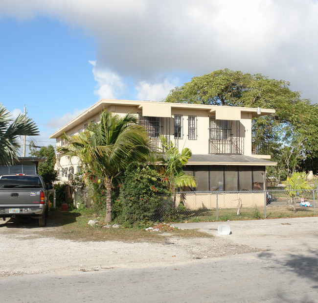 42 NW 7th Ave in Homestead, FL - Foto de edificio - Building Photo