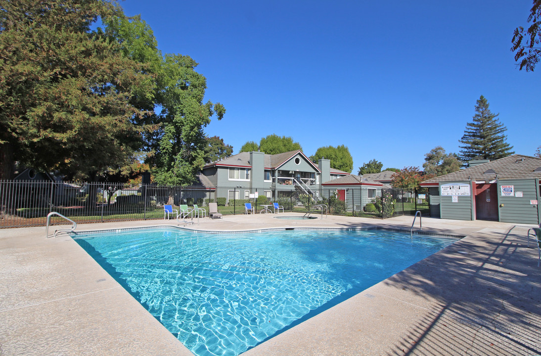 Lakeshore Gardens in Lodi, CA - Foto de edificio