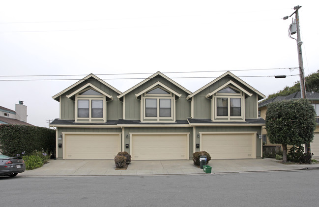 555-559 Willow Ave in Half Moon Bay, CA - Building Photo - Building Photo