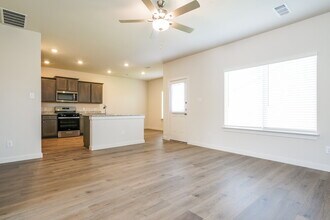 421 Watson Ct in Venus, TX - Foto de edificio - Building Photo