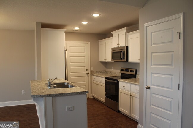 7040 White Pine Ave in Statesboro, GA - Building Photo - Building Photo