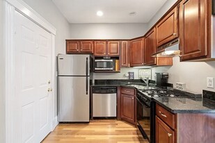 177 W 6th St, Unit 1 in Boston, MA - Building Photo
