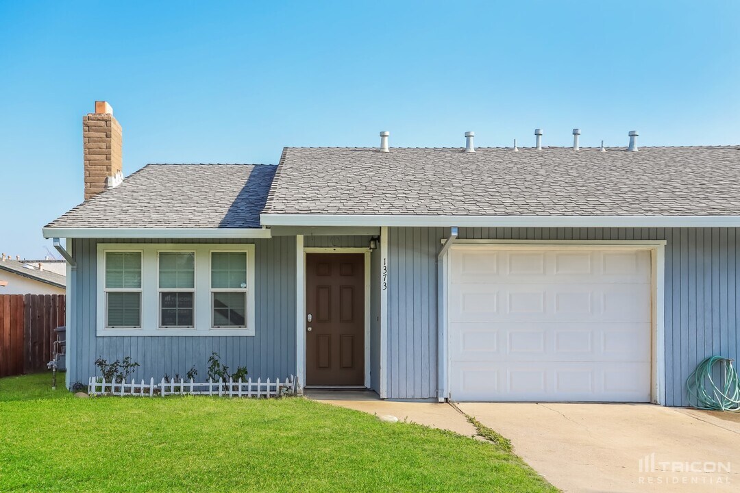 1373 Hobart Dr in Marysville, CA - Building Photo