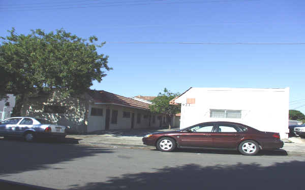 911-921 W I St in Wilmington, CA - Building Photo