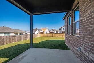 108 Leatherleaf Dr in Mustang Ridge, TX - Building Photo - Building Photo