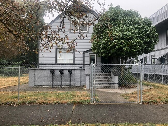 708 S M St