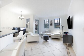 3105 NE 184th St in Aventura, FL - Foto de edificio - Building Photo