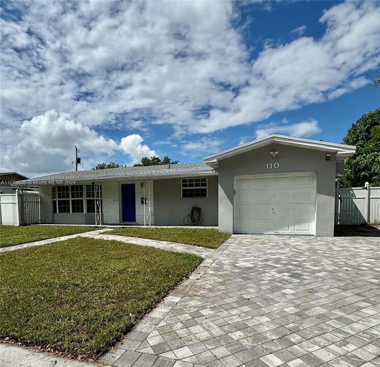 110 SW 65th Way in Pembroke Pines, FL - Building Photo