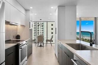 2655 Collins Ave in Miami Beach, FL - Building Photo - Building Photo