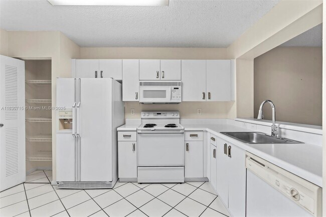 9511 Weldon Cir in Tamarac, FL - Building Photo - Building Photo