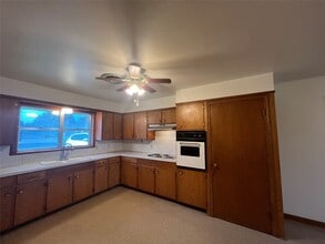 106 Jane Dr in Columbus, TX - Building Photo - Building Photo