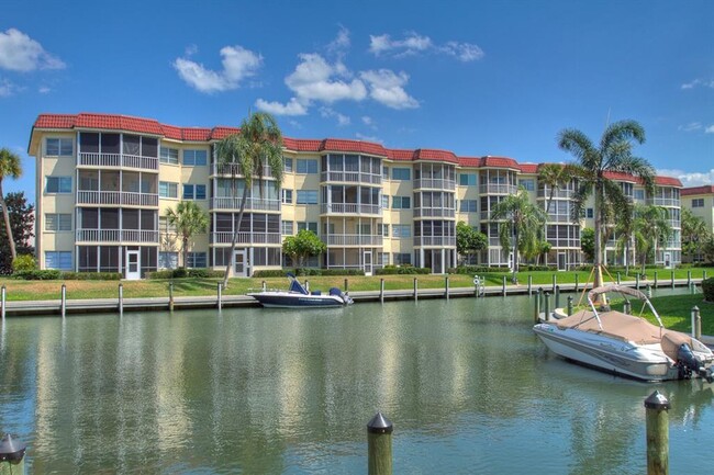 1250 N Portofino Dr in Siesta Key, FL - Foto de edificio - Building Photo