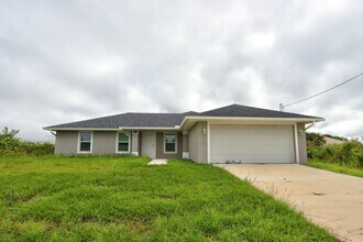 6014 Laura Ave N in Lehigh Acres, FL - Foto de edificio - Building Photo