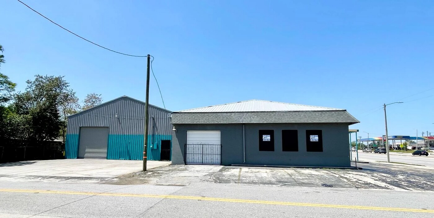 305 Magnolia Ave in Auburndale, FL - Foto de edificio