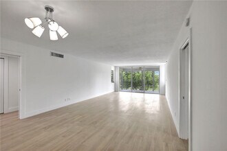 4015 W Palm Aire Dr in Pompano Beach, FL - Building Photo - Building Photo