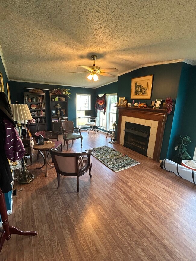 586 Sells Ln
