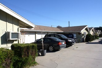 714 E Newmark Ave in Monterey Park, CA - Foto de edificio - Building Photo
