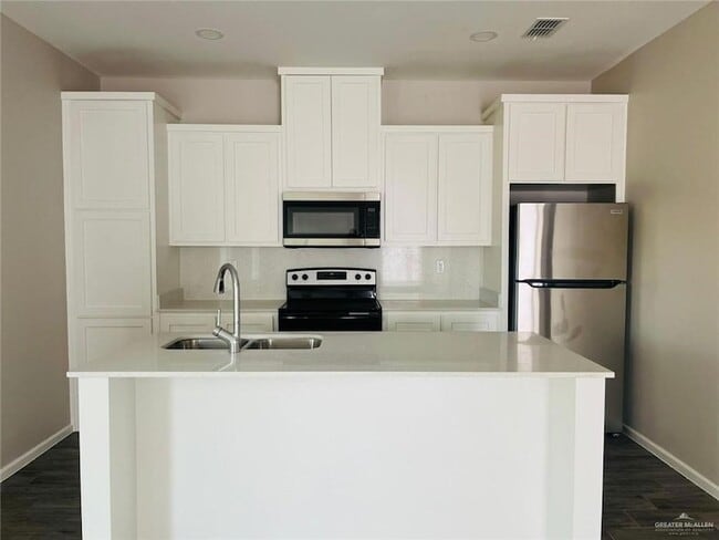 1401 Shavano Dr, Unit 4 in Edinburg, TX - Building Photo - Building Photo
