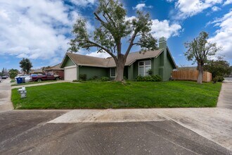 101 Citrus Ave in Los Banos, CA - Building Photo - Building Photo