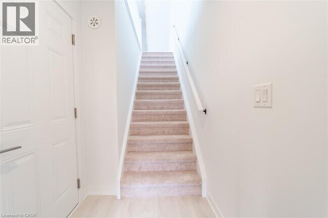 1095 Cooke Blvd. in Burlington, ON - Building Photo - Building Photo