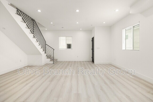 917 1/2 N Beaudry Ave in Los Angeles, CA - Building Photo - Building Photo