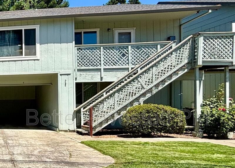 304 Cooper Ln in Ukiah, CA - Building Photo