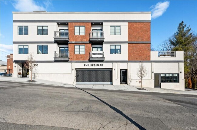 355 Phillips Park Rd-Unit -202 in Mamaroneck, NY - Building Photo - Building Photo