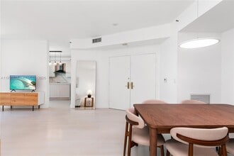 300 South Pointe Dr in Miami Beach, FL - Building Photo - Building Photo