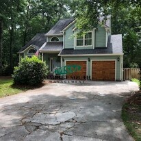 110 Longwood Dr in Savannah, GA - Building Photo