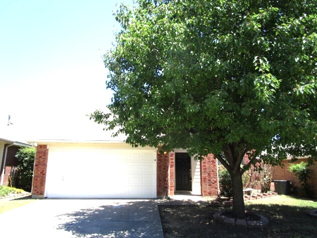 11812 Ponderosa Pine Dr in Fort Worth, TX - Building Photo