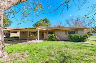 1126 10th St in Hempstead, TX - Building Photo