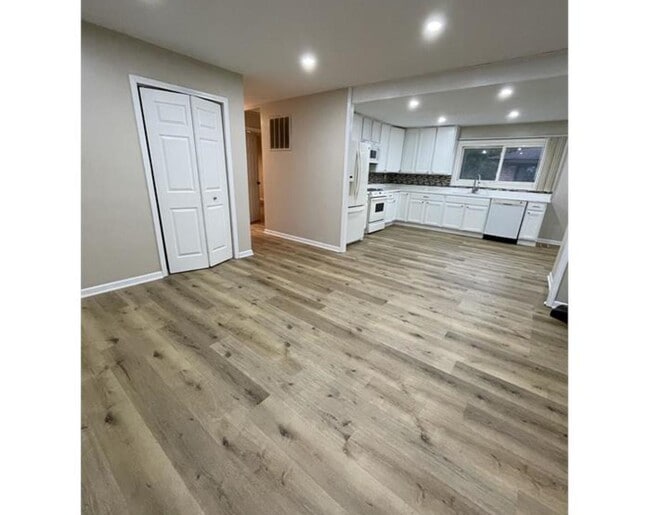 420 Garland Ave in Romeoville, IL - Building Photo - Building Photo