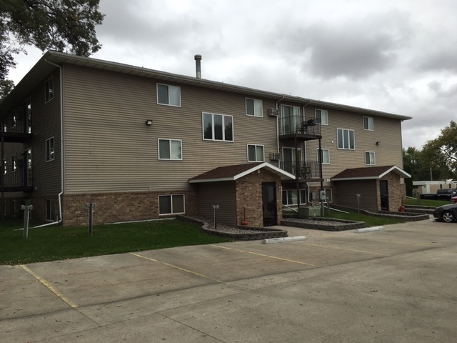 Oakwood Apartments in Walhalla, ND - Building Photo