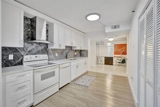 900 NE 195th St, Unit Chantilly 217 in Miami, FL - Foto de edificio - Building Photo