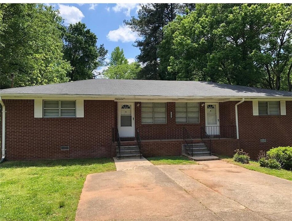 1083 Center St SW in Mableton, GA - Building Photo