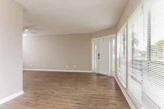 443 SW Lakehurst Dr in Port St. Lucie, FL - Foto de edificio - Building Photo